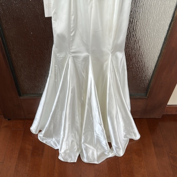 Mac Duggal
Feather Shoulder V-Neck Column Gown size 6 white NWT - Picture 15 of 15